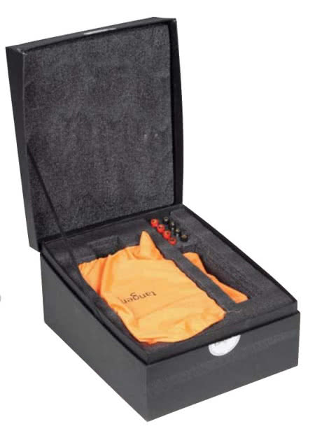 Urządzenie przybywa w eleganckim opakowaniu, z pomarańczowym, miękkim „pokrowcem”, kabelkiem połączeniowym mini-jack do MP3 i dwoma kompletami bananowych wtyków.