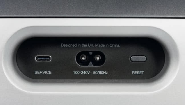 Zeppelin jest hardcorowo bezprzewodowy – w panelu przyłączeniowym jedynym praktycznym gniazdem jest złącze... zasilania, USB pełni funkcje wyłącznie serwisowe.