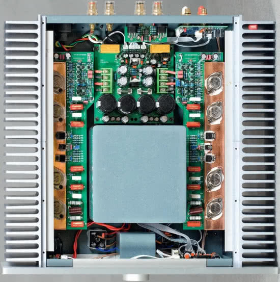 Radiator umieszczono równolegle do przedniej ścianki; pozwala skrócić ścieżkę sygnału, ale nie zapewnia ekranowania przed zakłóceniami EMI emitowanymi przez transformator.