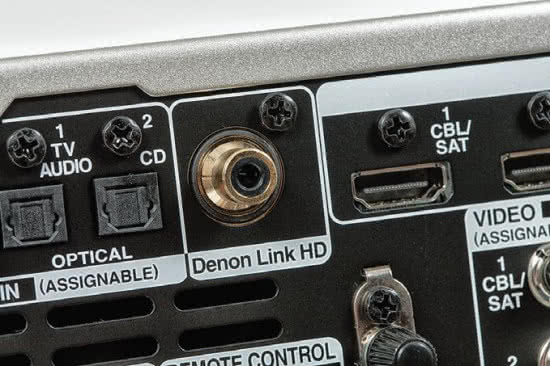Używając odtwarzacza BD marki Denon, można użyć gniazda Denon Link w celu dodatkowej synchronizacji przesyłanych danych (urządzenia muszą być połączone niezależnie kablem HDMI).