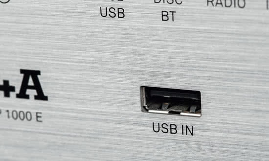 Umieszczone z przodu USB jest jednym z trzech gniazd tego typu. Tą drogą najszybciej podłączymy np. dysk twardy lub pendrajw z kolekcją “flaków”.