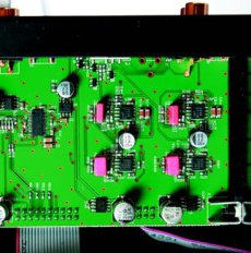 Audiolab 8000SE Kr�tk� �cie�k� sygna�u w du�ej mierze
uzyskano monta�em SMD.