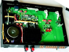 Audiolab 8000SE Jedna du�a p�ytka, minimalna
liczba po��cze� kablami.