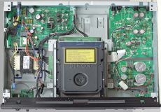 Denon DCD-1510AE + PMA-1510AE Wn�trze nowego odtwarzacza Denona ca�kowicie przeprojektowano, rozsuni�to bloki zasilania
i uk�ad�w audio.
