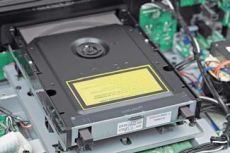 Denon DCD-1510AE + PMA-1510AE Nap�d DVD wzmocniono doln� p�yt�,
na kt�rej mocowana jest rama.