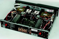 Pioneer A6 Tory sygna�u dla obydwu kana��w prowadzone
s� niezale�nie, pocz�wszy od dw�ch
transformator�w zasilaj�cych.