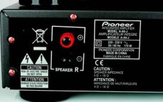 Pioneer A6 Wyj�cia g�o�nikowe umieszczono
po bokach obudowy, co jest konsekwencj�
uk�adu dual-mono.
