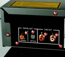 Pioneer A6 Typowy komplet
wyj�ciowy odtwarzacza. Na cyfrowym
wyj�ciu tradycyjnie nie ma sygna��w SACD.