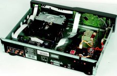 Pioneer A6 Wewn�trz zosta�o sporo wolnego miejsca,
chocia� zasilacz zbudowano na dw�ch
transformatorach.