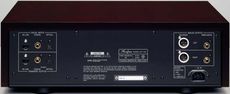 Accuphase  DP-700 DP-700 wyposa�ono w wiele wej�� i wyj��. Opr�cz analogowych wyj�� XLR i RCA
s� te� cyfrowe wej�cia (urz�dzenie pracuje w�wczas jako DAC) oraz wyj�cia (transport).