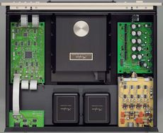 Accuphase  DP-700 Wn�trze ukazuje przemy�lan� aran�acj� i perfekcyjny monta�, a kr�luje w nim genialny nap�d.