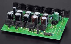 Accuphase  DP-700 Konstrukcja zasilacza DP-700 opiera si� na
wielu niezale�nych uzwojeniach wt�rnych,
za ka�dym pracuje prostownik i bateria
stabilizator�w.