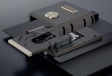 Accuphase  DP-700 Ten niebywa�y nap�d Accuphase wykona� samodzielnie.
Wykorzysta� jedynie optyk� Sony,
a ca�� mechanik� opracowa� od podstaw.