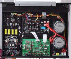 Advance Acoustic MCD-403+MDA-503 Przetwornik jest zbudowany r�wnie znakomicie - z dwoma transformatorami
i wydzielonymi torami zasilania dla ka�dej sekcji.