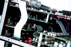 Anthem  P5 D2 ma budow� modu�ow�, z wyspecjalizowanymi
uk�adami: na g�rze p�ytka
procesora wideo, pod ni� wyj�cia wideo
analogowe, ni�ej wyj�cia audio analogowe.