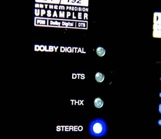 Anthem  P5 D2 jest urz�dzeniem o�miokana�owym,
dekoduj�cym wszystkie mo�liwe formaty
kina domowego, w��cznie z DTS 24/96,
DTS-ES, Dolby Digital EX itp. Posiada tak�e
certyfikat THX2. Opr�cz przycisk�w na
panelu przednim wyeksponowano tak�e
loga kluczowych 'patent�w' firmy, w tym
upsampling do postaci 24/192 wszystkich
sygna��w (PCM, DTS iDolby Digital) oraz
skaler sygna�u wideo o jako�ci por�wnywalnej
z urz�dzeniami studyjnymi,
pracuj�cymi w stacjach nadawczych.