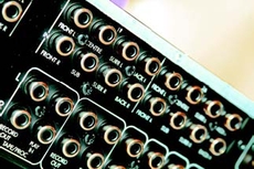 Arcam FMJ A32 Otrzymujemy dodatkowe dwa wej�cia (7.1)
oraz wyj�cia dla wszystkich kana��w - poza
przednimi.