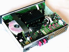 Arcam FMJ A32 Z lewej pot�ny transformator,
po�rodku radiatory z tranzystorami
Sankena. Po prawej ju�
zamontowana p�ytka 7.1,
a obok niej pionowa p�ytka
przedwzmacniacza
gramofonowego.
