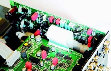 Arcam FMJ A32 P�ytka MM/MC
to powa�ne urz�dzenie,
z dobrymi elementami
biernymi i konstrukcj�
dyskretn�.