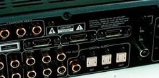 Arcam Solo Movie 5.1 Solo ma a� dwa wej�cia i jedno wyj�cie wideo
ka�dego rodzaju, w tym cyfrowe HDMI.
