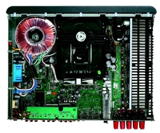 Arcam Solo Movie 5.1 W �rodku g�sto, p�ytki trzeba by�o u�o�y� pi�trowo,
a zasilacz przytuli� do mechanizmu.