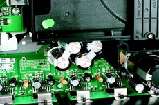 Arcam Solo Movie 5.1 Na wielu elementach wida�
nalepione paski z materia�u
t�umi�cego - do takich zabieg�w
Arcam przyk�ada du�� wag�.