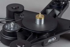 Avid DIVA II Diva to jedyny model Avida z osobnym subtalerzem.
Silnik wpasowano w wyci�cie podstawy,
a moment obrotowy przenoszony jest na
aluminiowy talerz pomocniczy, a nie na g��wny.