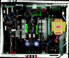 Yamaha AX-497 Uk�ad wzmacniacza
rozbito na wiele
ma�ych p�ytek
drukowanych, co
wymusi�o du�� ilo��
po��cze�.