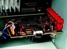 Yamaha AX-497 Modu� wej�� to oddzielny druk, za nim
ustawiono kolejn� p�ytk� dla odseparowanych
gniazd odtwarzacza i gramofonu.