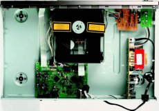 Yamaha AX-497 W odtwarzaczu wida� g�ste upakowanie
elektroniki, ale ca�y tor sygna�u audio
zmie�ci� si� na niewielkiej p�ytce przy
tylnej �ciance.