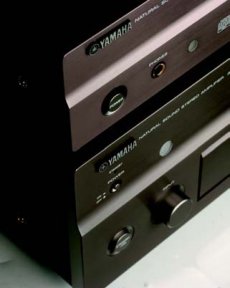 Yamaha AX-497 
'Fala' na przednich �ciankach to rys
aktualnej serii Yamahy.