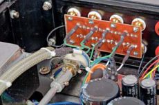 Ayon SPARK II Tradycyjny, mechaniczny selektor wej��.
Przed�u�ono jego o� i ulokowano tu� przy
gniazdach wej�ciowych.