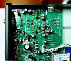 NAD C315BEE Patrz�c na cz�� audio od g�ry wida� jedynie
elementy pasywne i tranzystory. Przetwornik
oraz scalaki filtr�w umieszczono pod spodem.