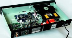 NAD C315BEE Obok nap�du
uk�ady steruj�ce,
z ty�u zasilanie
i uk�ady
audio.
