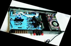 NAD C315BEE Z jednej strony du�y transformator zasilaj�cy, a z drugiej, za
radiatorami, uk�ady audio. Tranzystory steruj�ce tak�e otrzyma�y
radiatory - pracuj� w klasie A.