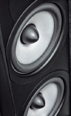 Boston Acoustic A250 G�o�niki nisko-�redniotonowe maj� p�przezroczyste mlecznobia�e
membrany ze wzmacnianego polipropylenu. Obydwa pracuj� w tym
samym zakresie, tworz�c z wysokotonowym uk�ad elektrycznie
i akustycznie dwudro�ny, wygl�daj�cy jednak na dwuip�dro�ny.