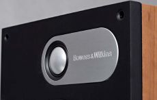 B&W 683 Kopu�ka wysokotonowa nie jest chroniona
w�asn� metalow� siatk�, tak jak w wielu
wcze�niejszych konstrukcjach B&W, dlatego
cz�sto zobaczymy j� w sklepach mniej lub
bardziej uszkodzon� przez nieostro�nych,
bezmy�lnych lub zawistnych klient�w.
Taki los.