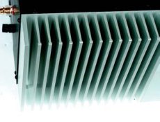 Classe Audio CA-M400 Chocia� to monoblok, radiatory s� dwa,
ka�dy ch�odzi uk�ad wzmacniaj�cy jedn�
po��wk� sygna�u.