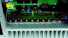 Classe Audio CA-M400 
Na radiatorze wida� osiem tranzystor�w
mocy, ale to tylko po�owa z zainstalowanych
uk�ad�w, nast�pna �semka znajduje si� przy
dolnej �ciance, kolejna szesnastka na drugim
radiatorze.