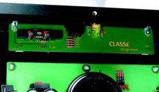 Classe Audio CA-M400 
Baz� kondensator�w filtruj�cych ukryto na
dolnym poziomie, pod p�ytk� zasilacza,
a pomi�dzy modu�ami wzmocnienia, do
kt�rych prowadz� kr�tkie kable.