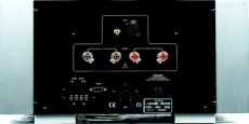 Classe Audio CA-M400 Dwa zestawy pot�nych gniazd wyj�ciowych oraz komplet wej��, z rekomendowanym XLR.