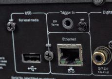 Cambridge Audio Sonata NP30 Gniazdo Ethernetu to brama na �wiat. Obok USB dla
dysk�w HDD.