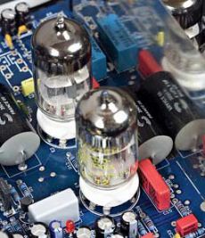 Canor CD-2 VR Na wyj�ciu lampy pr�niowe -
podw�jne triody 12AX7EH oraz
6922EH Electro-Harmonixa.