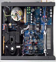 Canor CD-2 VR Wyra�ny podzia� - z lewej nap�d (pod spodem przetwornik D/A), z prawej uk�ady analogowe audio,
z ty�u rozbudowany zasilacz