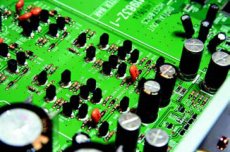 Marantz PM6002 Uk�ady HDAM od momentu powstania
przesz�y d�ug� drog�. Pierwotnie wykonywane
w technologii SMD na osobnych p�yteczkach
i ekranowane miedziowanymi blachami, teraz
stanowi� integraln� cz�� uk�adu i nie s�
niczym os�oni�te.