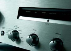 Marantz PM6002 Marantz, mimo audiofilskich konotacji, nie
boi si� bardzo bogato wyposa�a� swoich
wzmacniaczy.