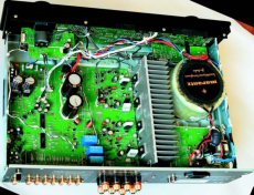 Marantz PM6002 Wn�trze
wzmacniacza
jest g�sto
upakowane,
rol� ekranu
pomi�dzy
zasilaniem
a uk�adami
wzmacniaj�cymi pe�ni
radiator.