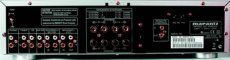 Marantz PM6002 We wzmacniaczu mamy pi�� wej�� liniowych, w tym dwie p�tle do nagrywania
oraz wej�cie gramofonowe. Kolumny mo�na pod��czy� do dw�ch par zacisk�w.