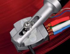 Clearaudio Concept Mocowanie wk�adki jest typowe dla Clearaudio taka aran�acja zapobiega zmianie azymutu
