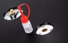 Clearaudio Concept Do smarowania �o�yska s�u�y olej silikonowy, kt�ry firma dostarcza w komplecie.
